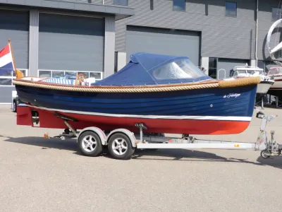 blauwe sloep op trailer buiten