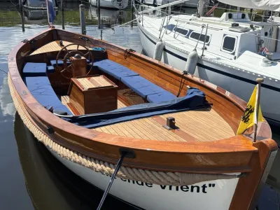 houten sloep met teakhouten dek in haven
