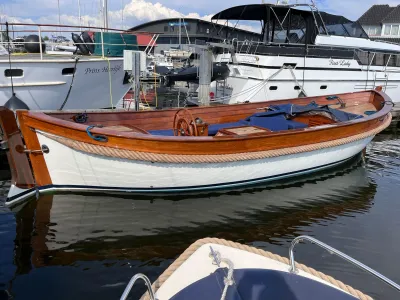 houten sloep aangemeerd in jachthaven