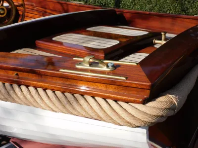 close-up van houten dekrand en touwwerk