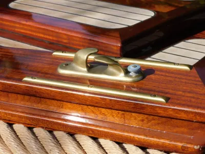 close-up van teakdek en messing beslag