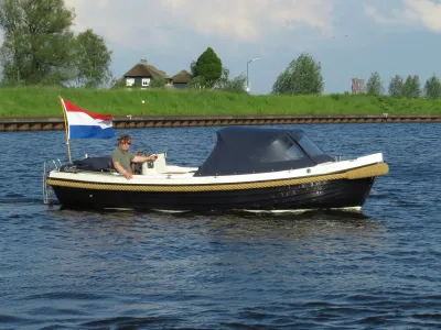 motorboot met bestuurder op kanaal