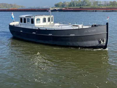 motorboot op rivier bij helder weer