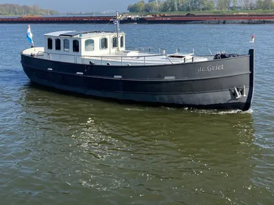 motorjacht op rivier