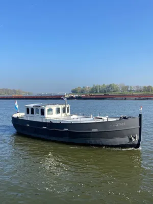 motorjacht op rustig water met blauwe lucht