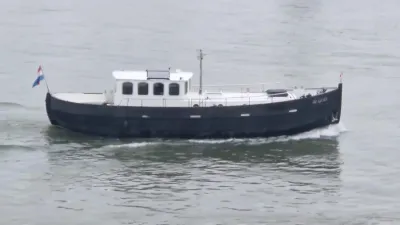 motorkotter op rustig water