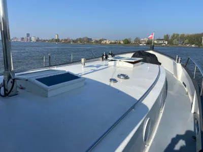 voorste dek van motorjacht op rivier