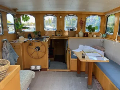 kajuitinterieur met stuurwiel en zithoek