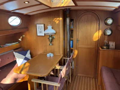 houten kajuitinterieur met tafel en stoelen