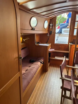 interieur van houten kajuit met banken