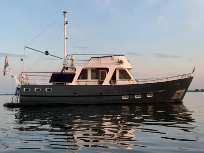 stalen trawler op rustig water