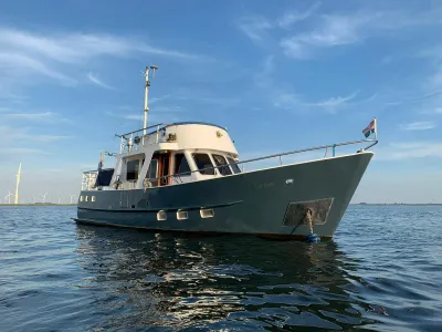 stalen rondspant trawler op water