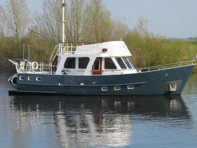 stalen trawler in het water