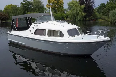 witte kajuitmotorboot op rustig water