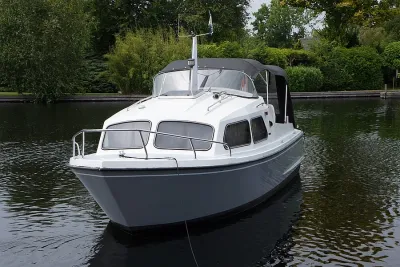 witte kajuitboot op stil water