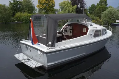 kleine plezierboot op stil water
