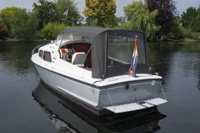 polyester weekendkruiser op rustig water