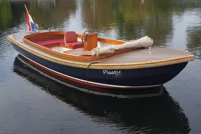 open motorvlet met teakdek op het water