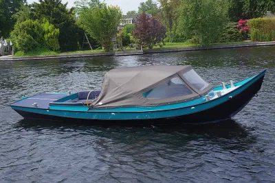 stalen sloep met cabrioletkap op het water