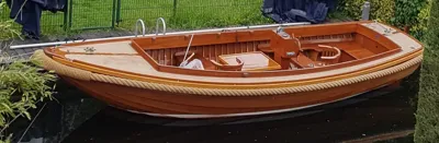 teakhouten motorvlet op het water