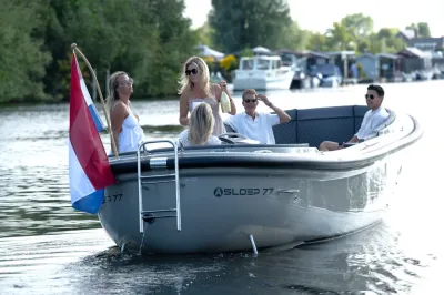 mensen op sloep op het water