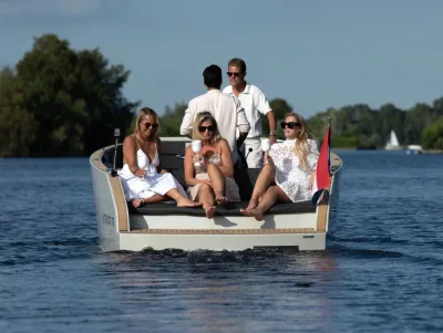 mensen op achterdek van boot op water