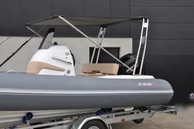 grijze RIB op trailer bij magazijn