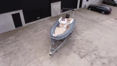 RIB op trailer op betonnen oprit