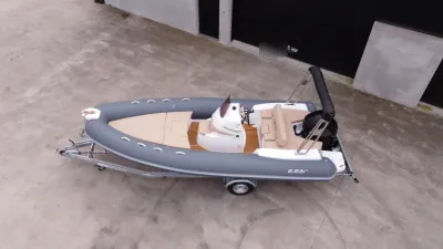 RIB op trailer op parkeerplaats