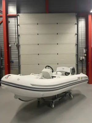 rubberboot in hal met console en buitenboordmotor