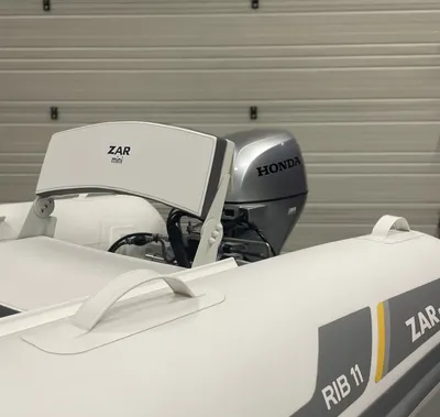 RIB boot in binnenruimte met buitenboordmotor