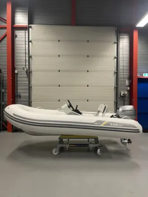 witte ribboot in binnenruimte