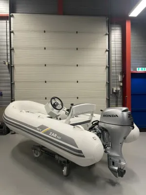 witte opblaasbare rib in hal