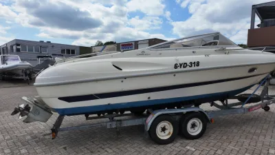 speedboot op trailer bij jachthaven