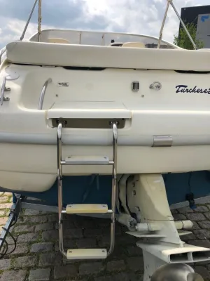 achterkant van boot met zwemtrap en motor