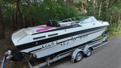 speedboot op trailer naast bosweg