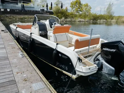 Consoleboot aangemeerd bij steiger