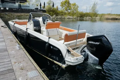 consoleboot aangemeerd aan steiger