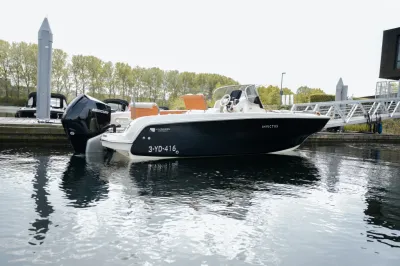 consoleboot afgemeerd bij een steiger