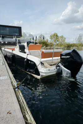 consoleboot afgemeerd aan steiger