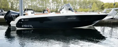 consoleboot afgemeerd in de haven