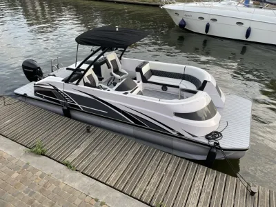 pontonboot afgemeerd aan steiger