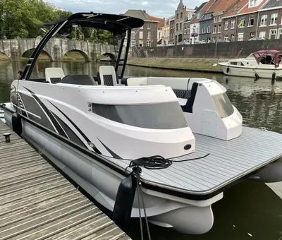 pontonboot afgemeerd bij kanaal en kade