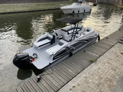 Recreatieboot afgemeerd in kanaal