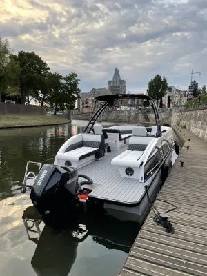 motorboot afgemeerd langs houten steiger