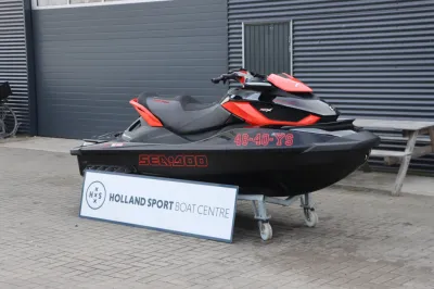 waterscooter op dolly buiten gebouw