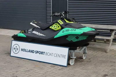 waterscooter op kar voor loods