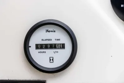 uurmeter op wit paneel