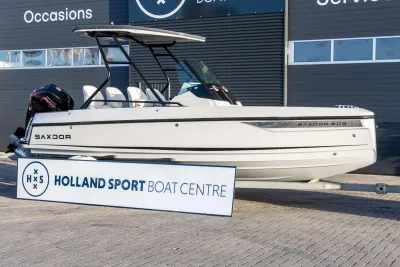 witte motorboot bij bootcentrum