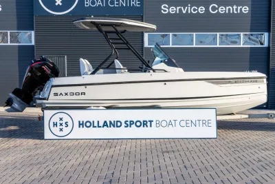 Witte motorboot op trailer bij bootcentrum